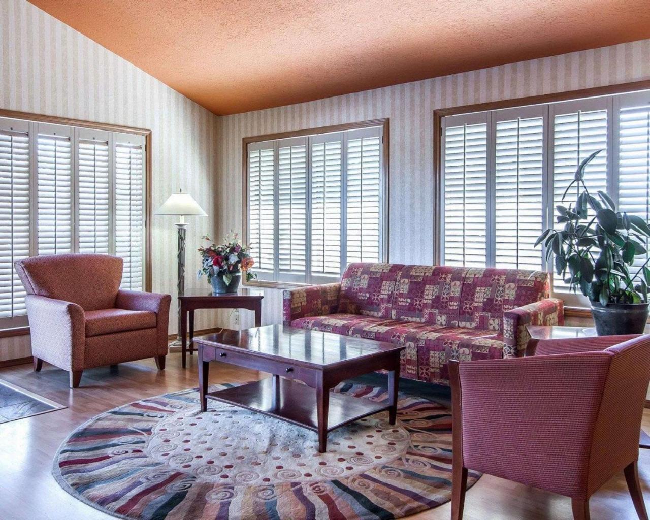 Comfort Inn Conference Center Хилсборо Экстерьер фото